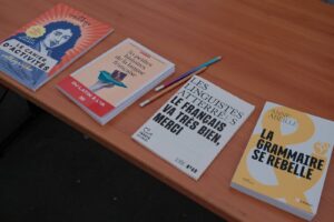 Livres de vulgarisation sur la langue française posés sur une table, dont « Le français va très bien, merci » et « La grammaire se rebelle ».